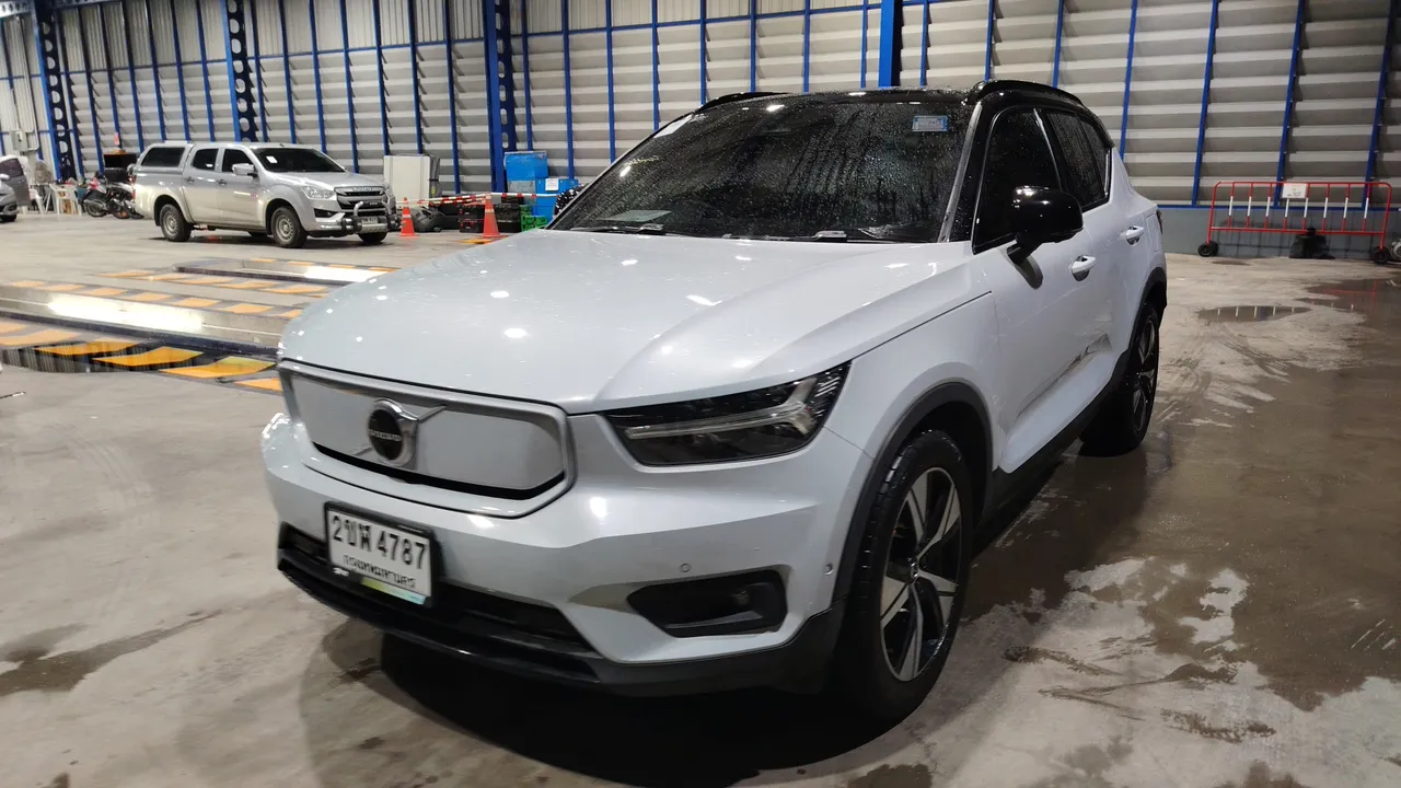 2021 Volvo XC40 Recharge – Front