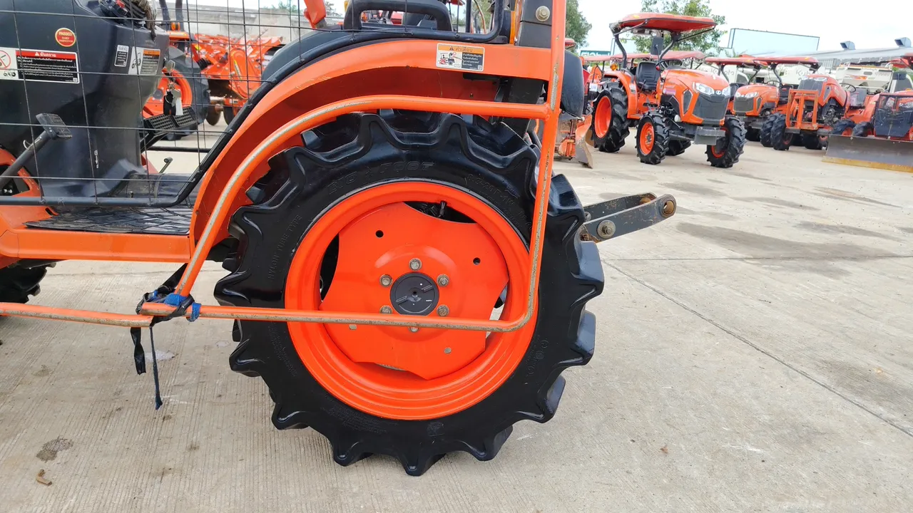 2025 Kubota B2740S-B – Wheel