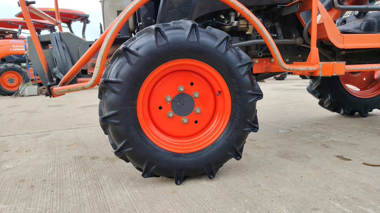 2025 Kubota B2740S-B – Wheel