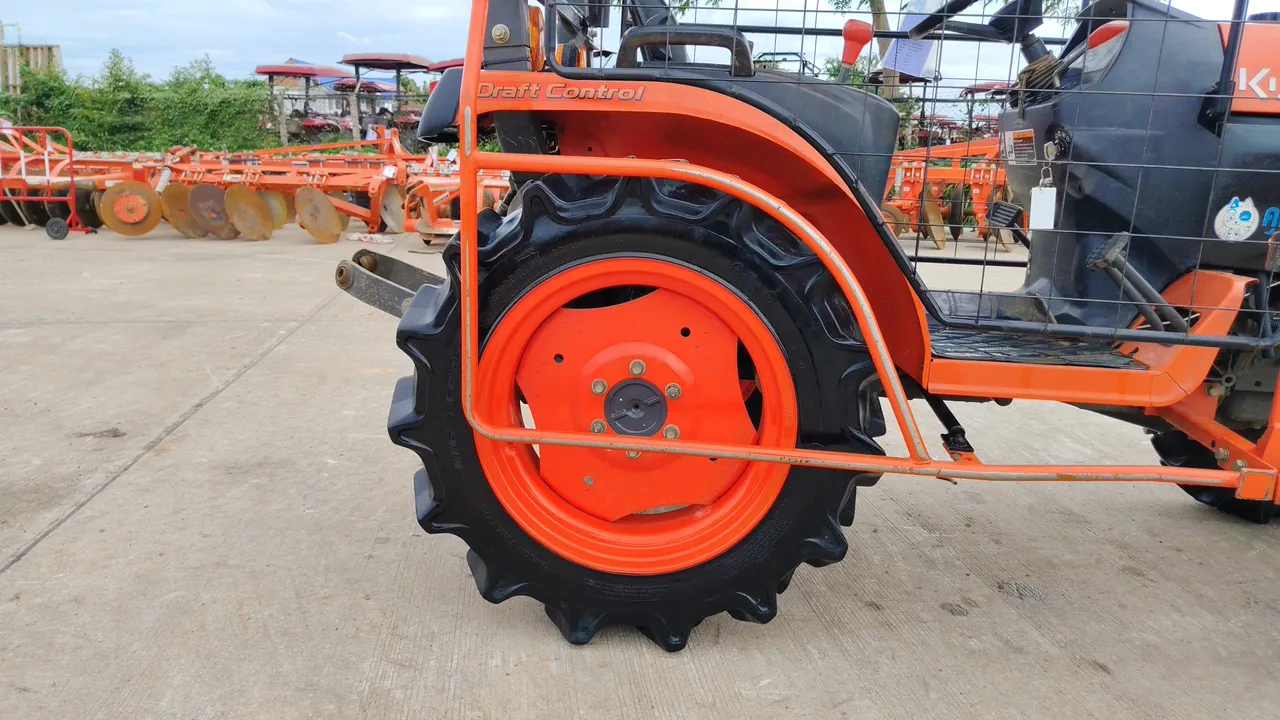 2025 Kubota B2740S-B – Wheel