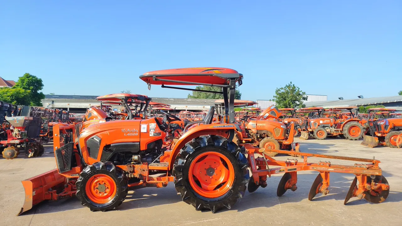 2025 Kubota L4028 – Exterior