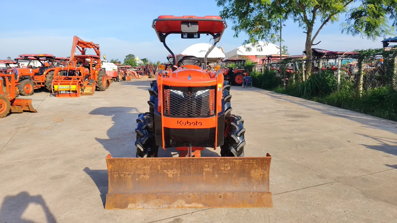 2025 Kubota L4028 – Exterior