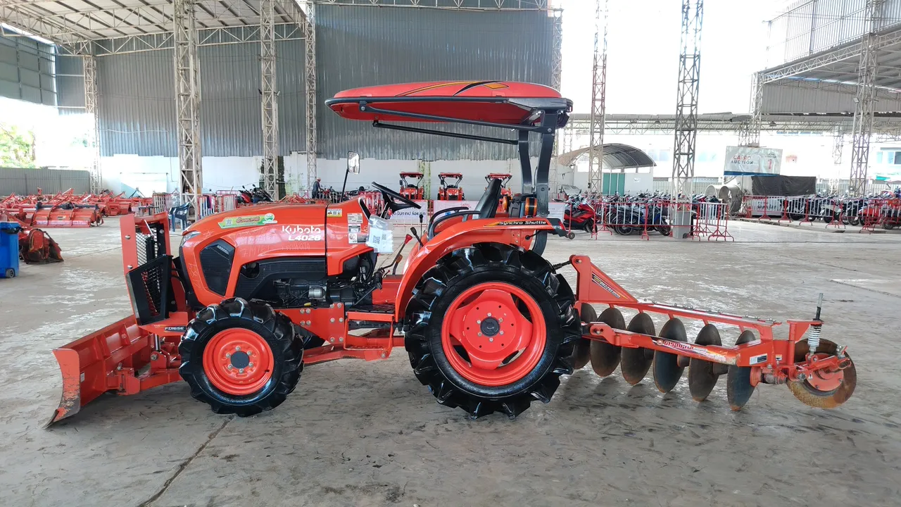 Kubota L4028 – Exterior