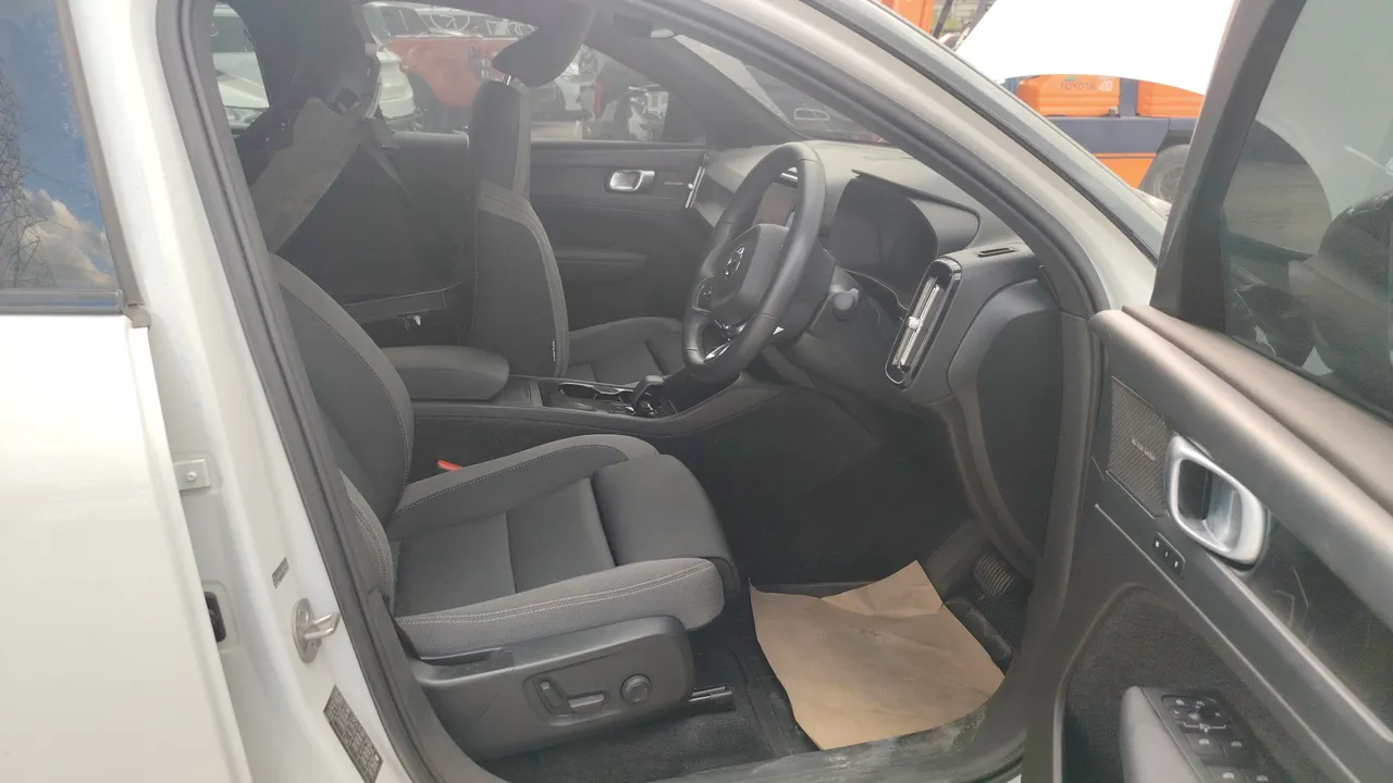 2025 Volvo EC40 – Front
