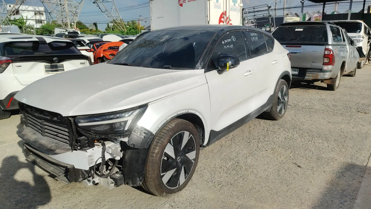 2025 Volvo EC40 – Front