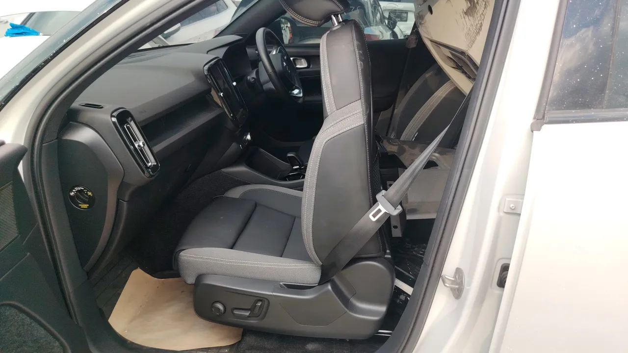 2025 Volvo EC40 – Front
