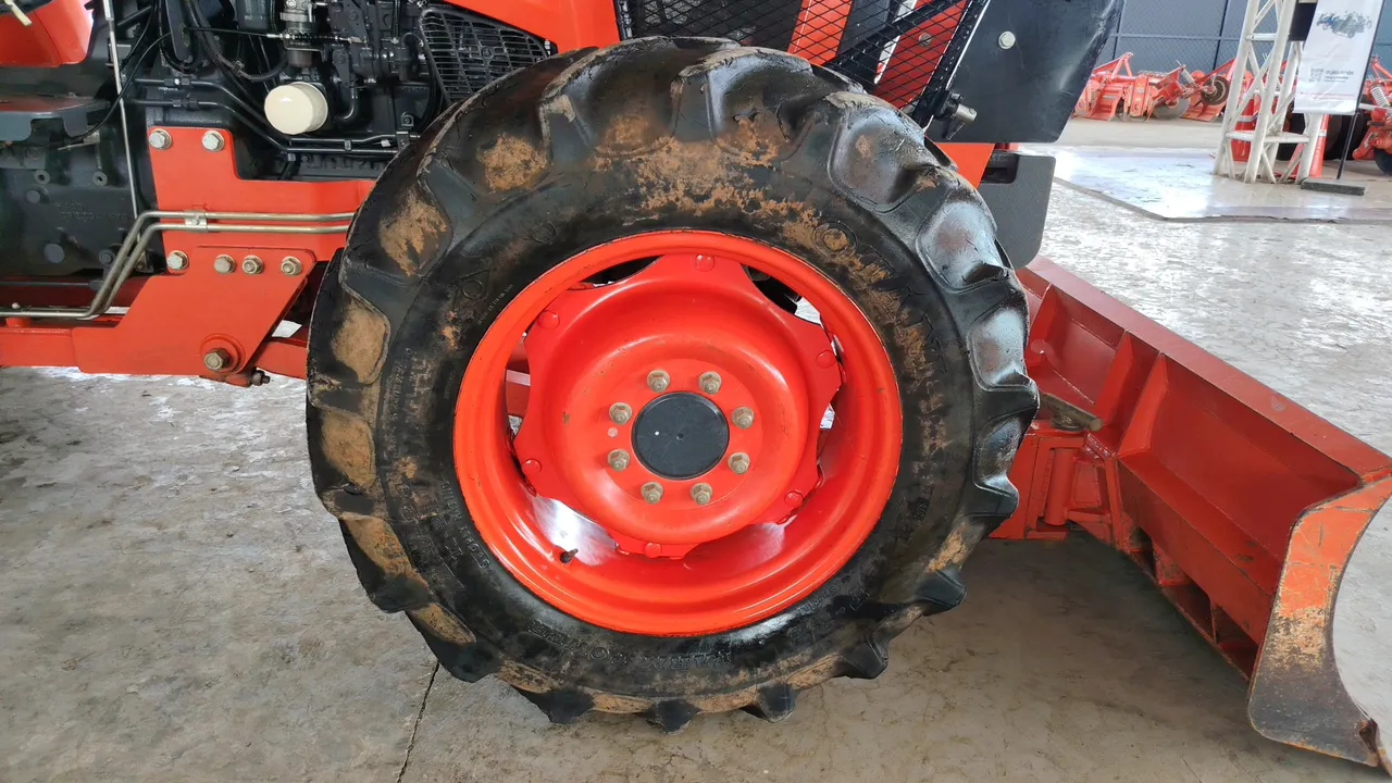 2023 Kubota M9808 – Wheel