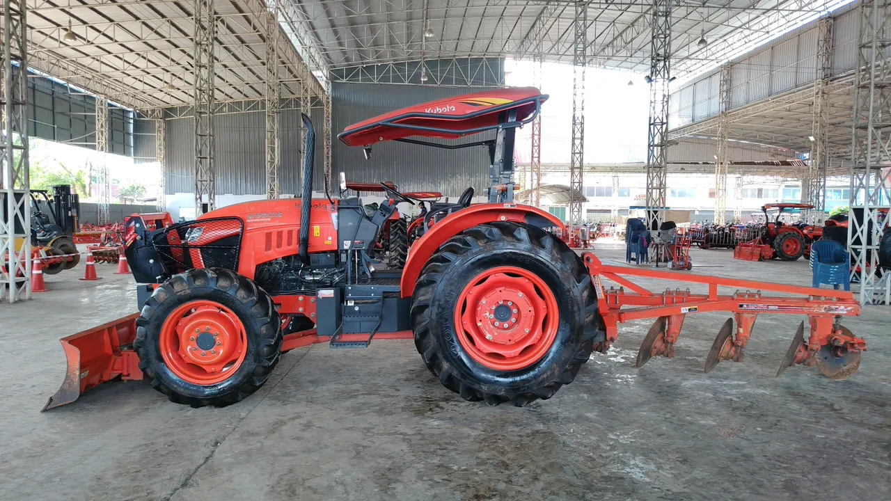 2023 Kubota M9808 – Side