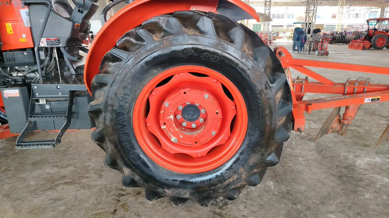 2023 Kubota M9808 – Wheel