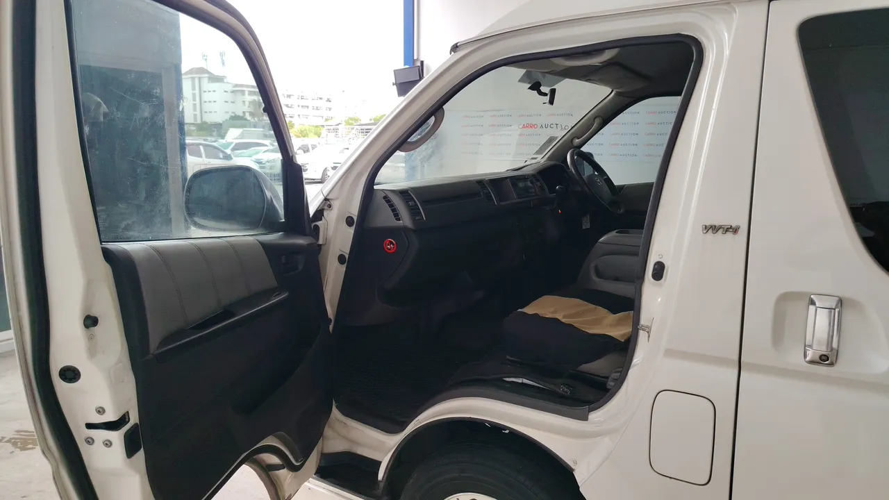 2008 Toyota Ventury – Front