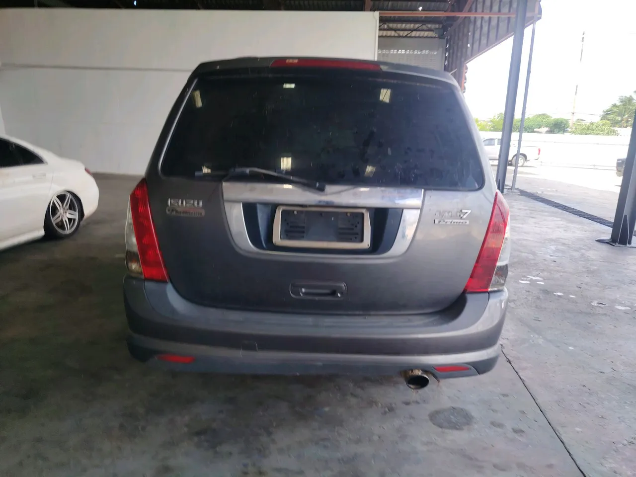 2010 Isuzu MU-7 – Exterior