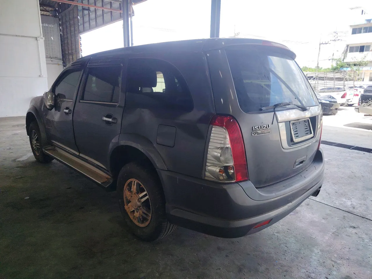 2010 Isuzu MU-7 – Exterior