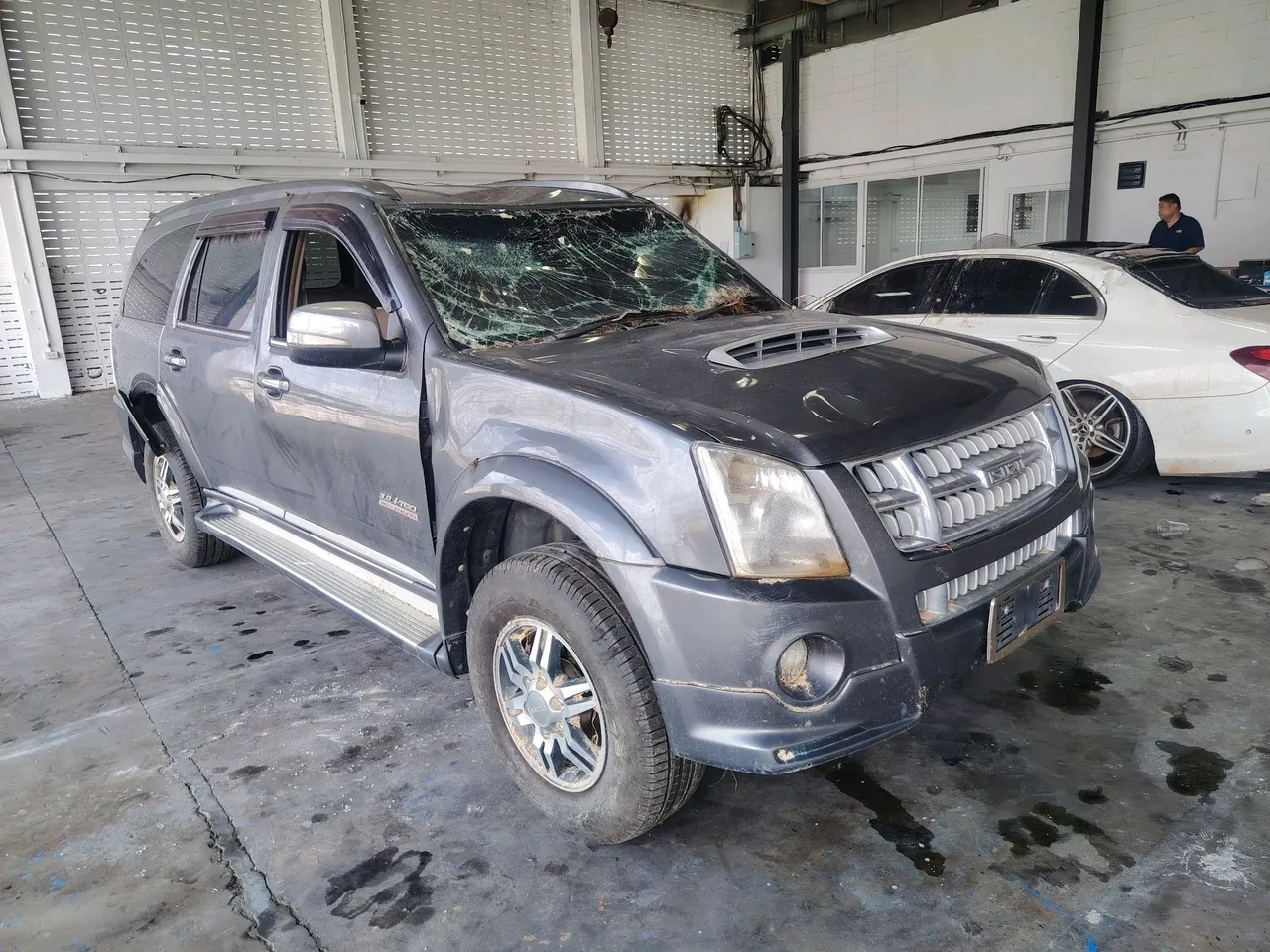 2010 Isuzu MU-7 – Exterior