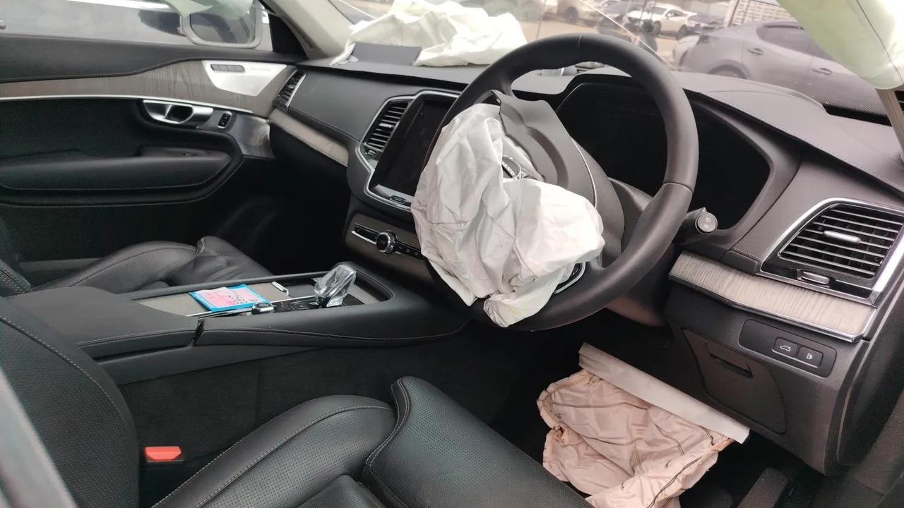 2023 Volvo XC90 – Front