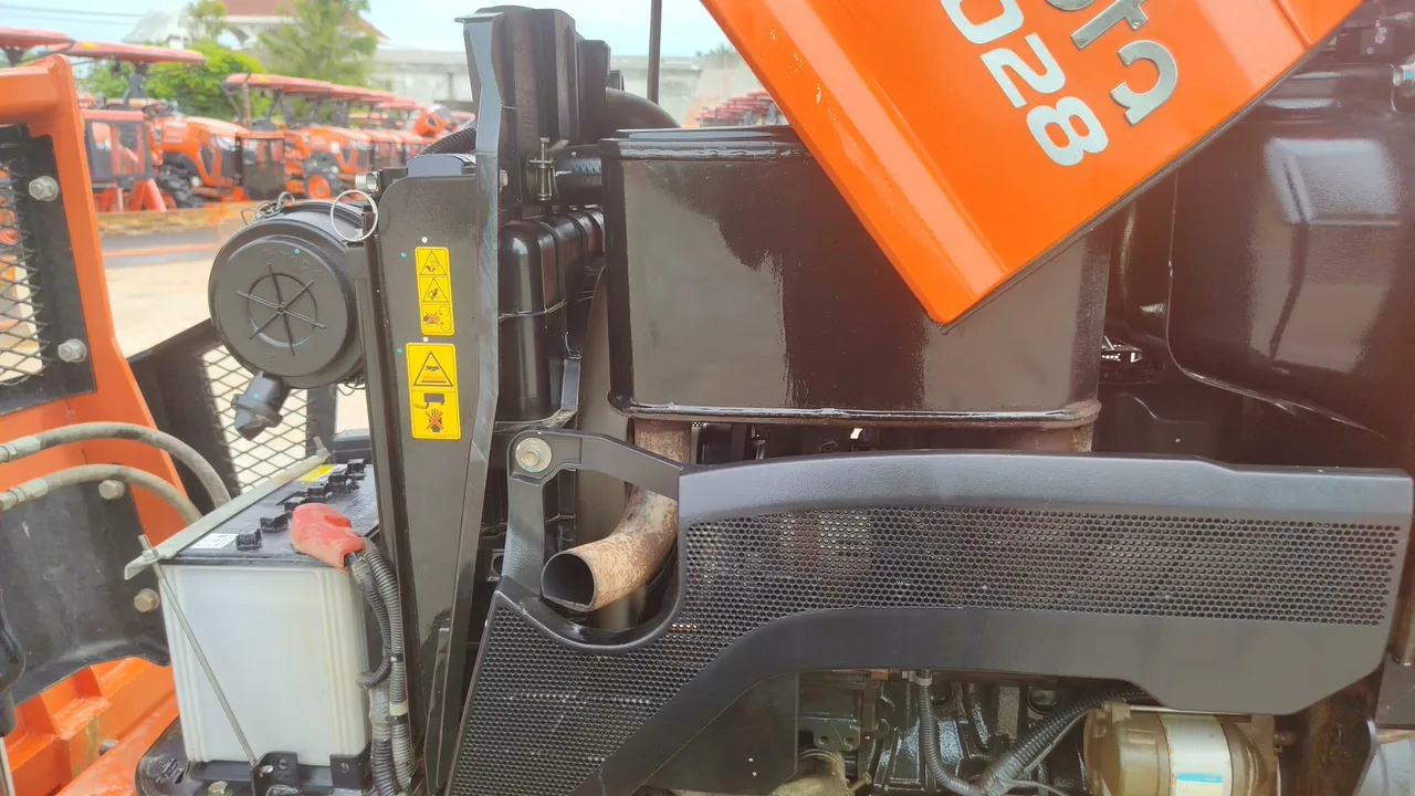 2025 Kubota L4028 – Engine