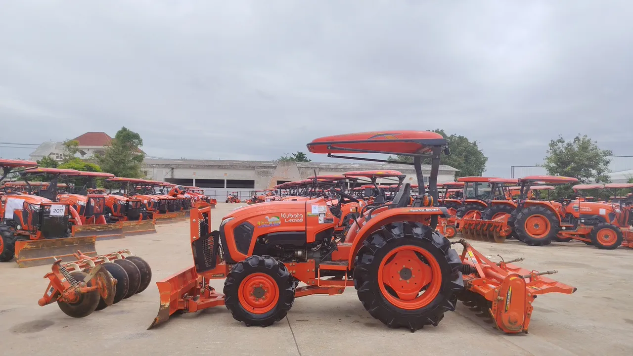 2025 Kubota L4028 – Side