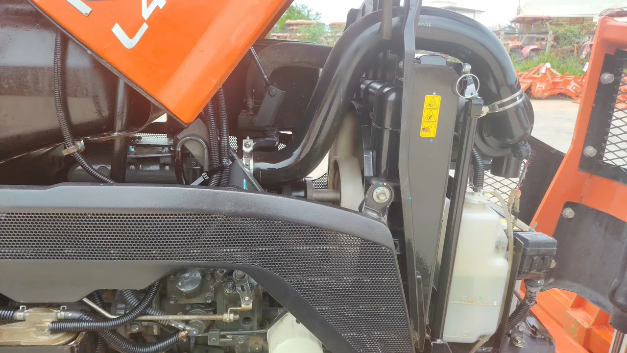 2025 Kubota L4028 – Engine