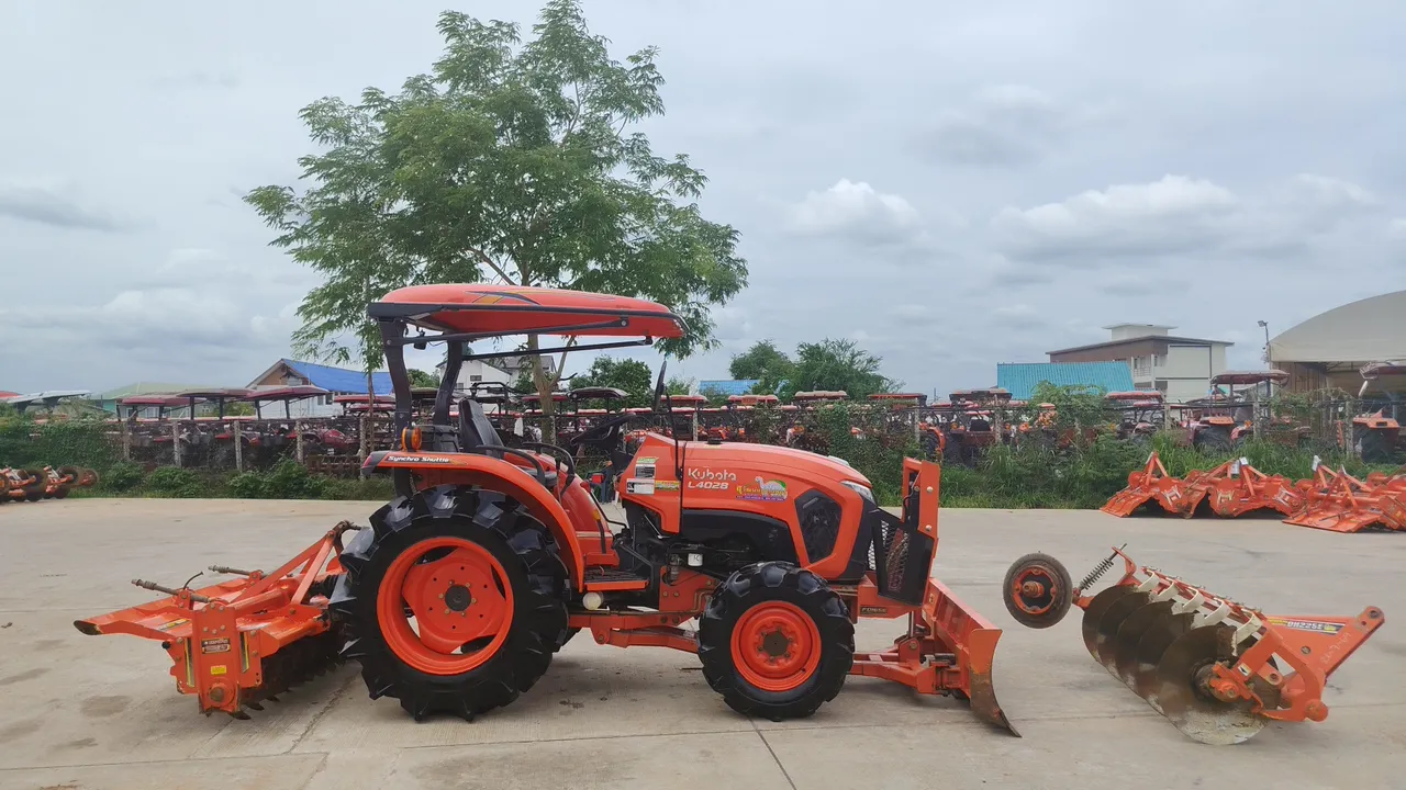 2025 Kubota L4028 – Side