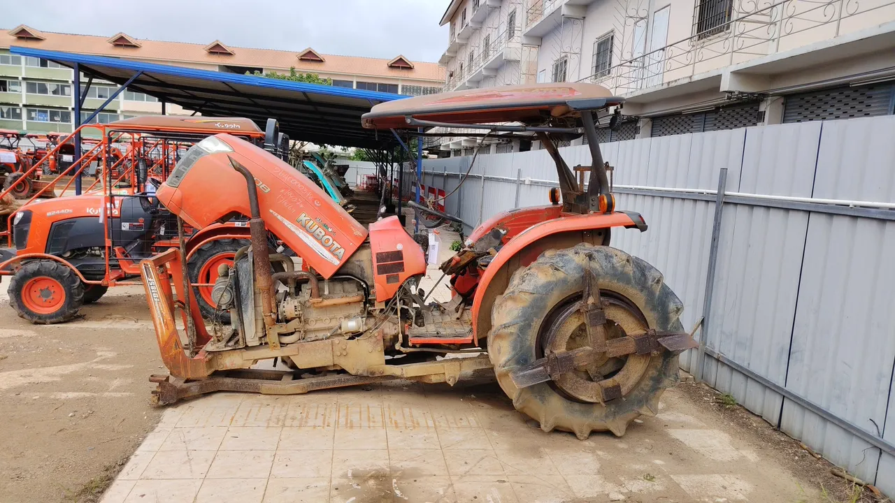 2013 Kubota L4708DT – Exterior