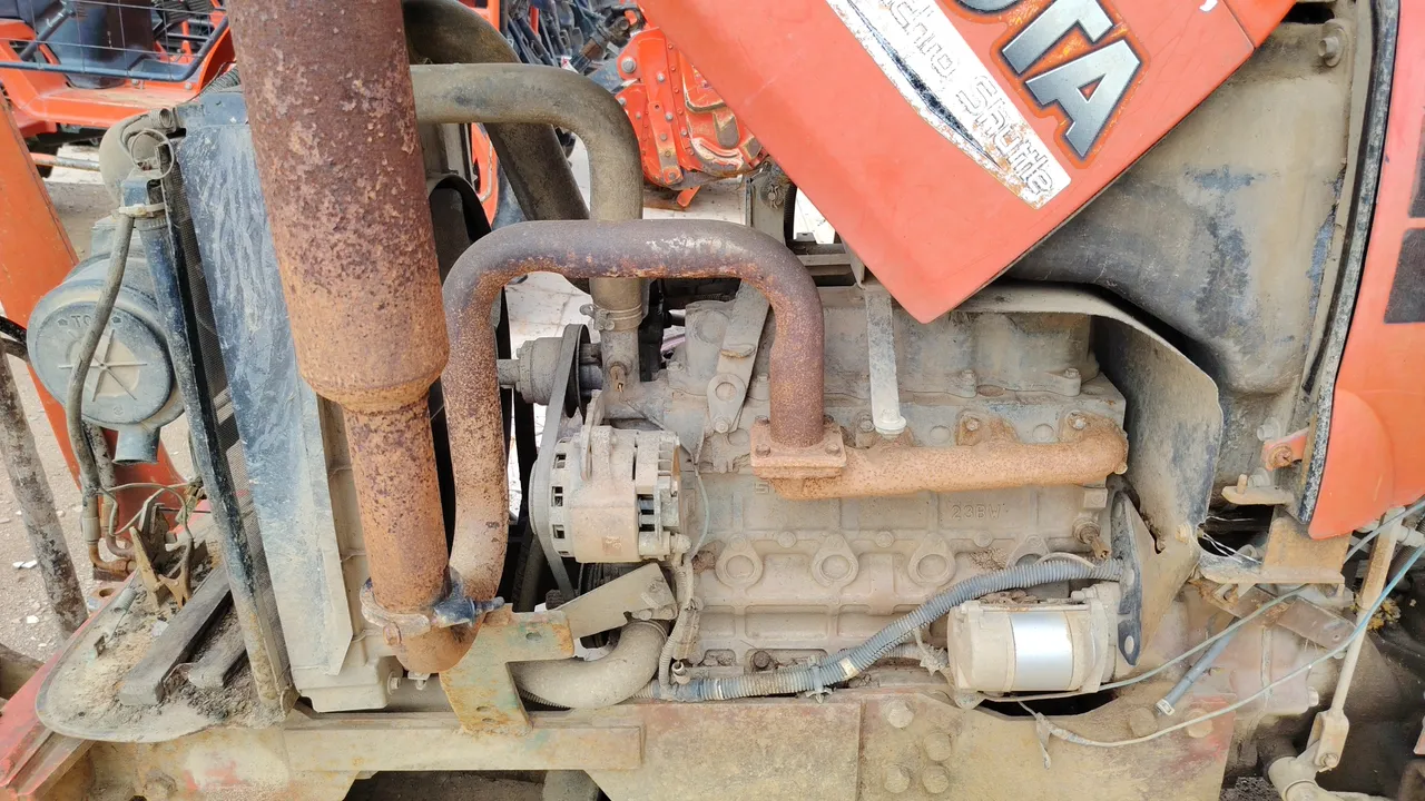 2013 Kubota L4708DT – Exterior