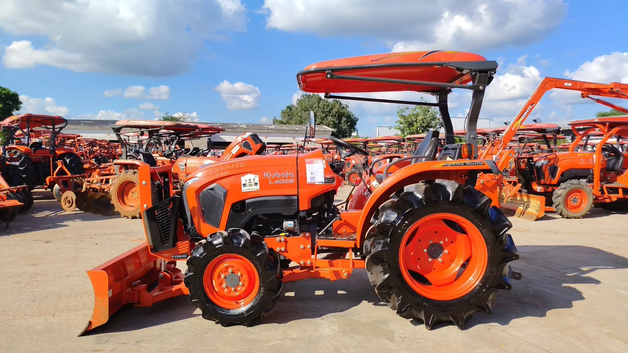 2025 Kubota L4028 – Exterior