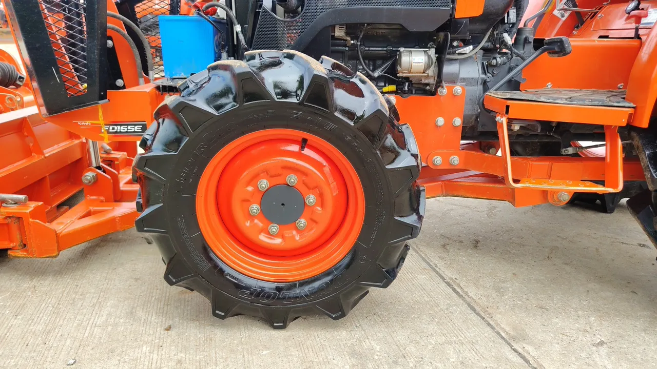 2016 Kubota L4028 – Exterior