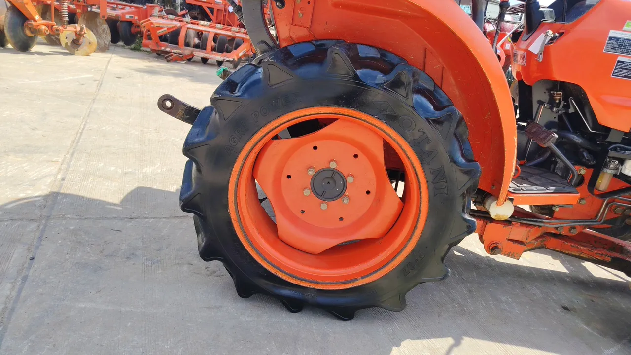2022 Kubota L3218SP – Wheel