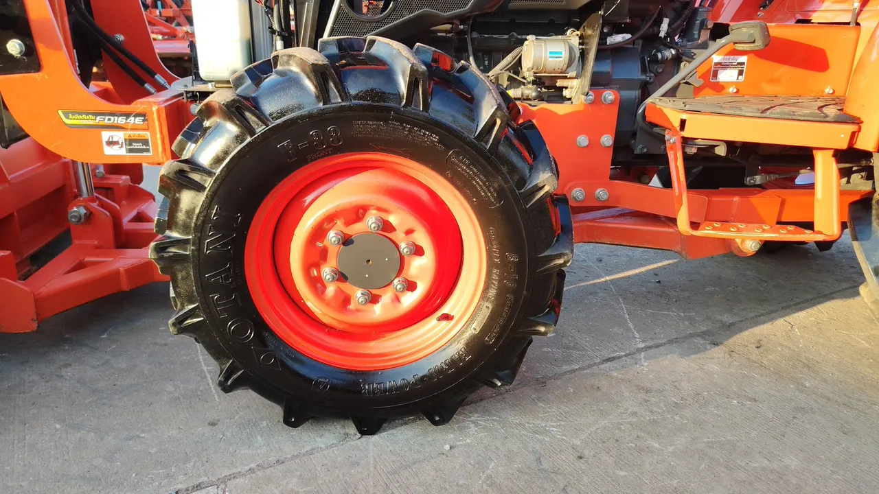 2025 Kubota L4018SP – Exterior