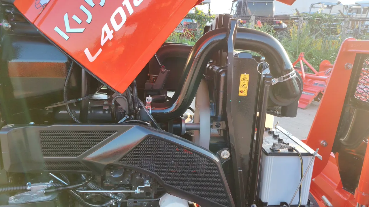 2025 Kubota L4018SP – Exterior