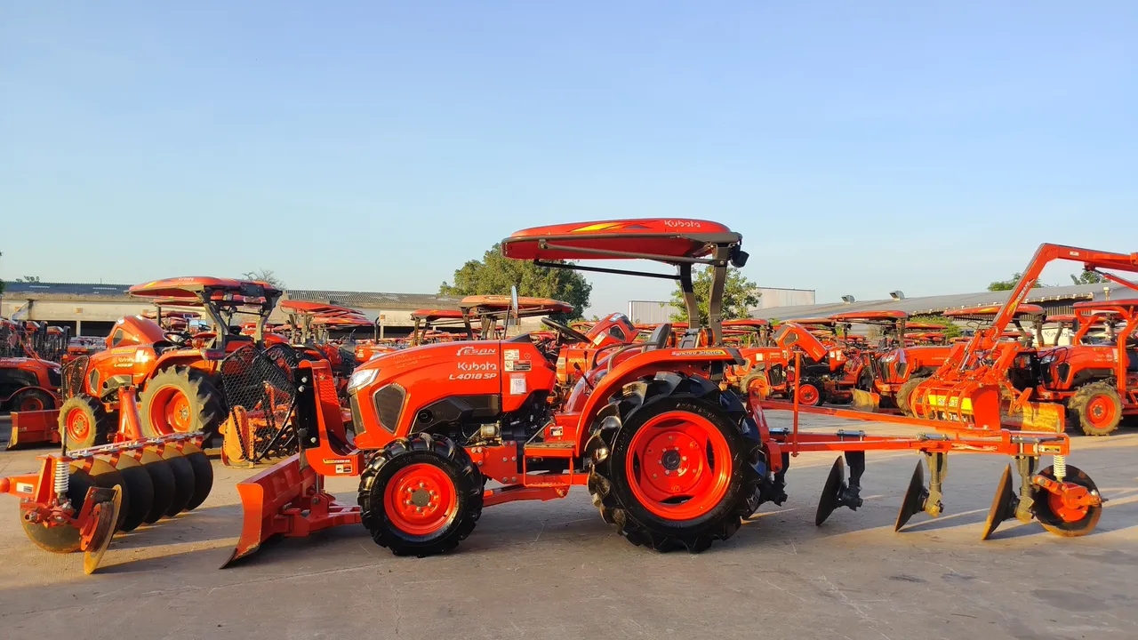 2025 Kubota L4018SP – Exterior