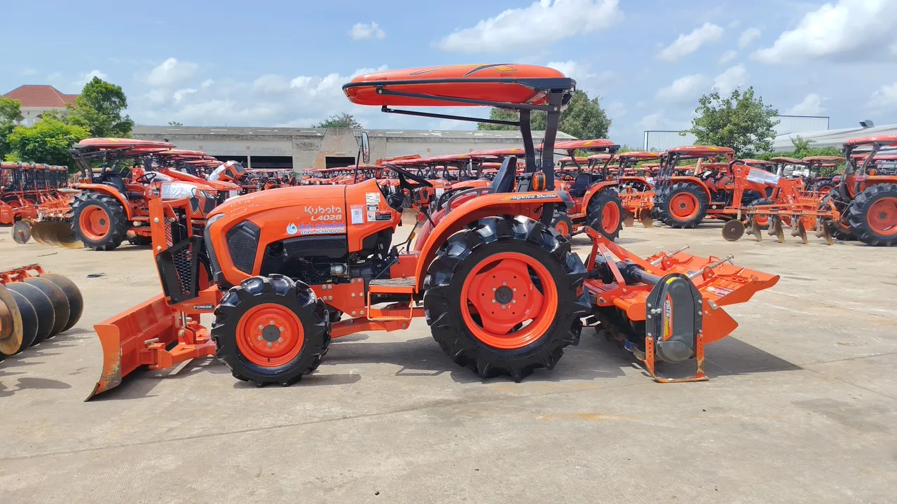 2016 Kubota L4028 – Exterior