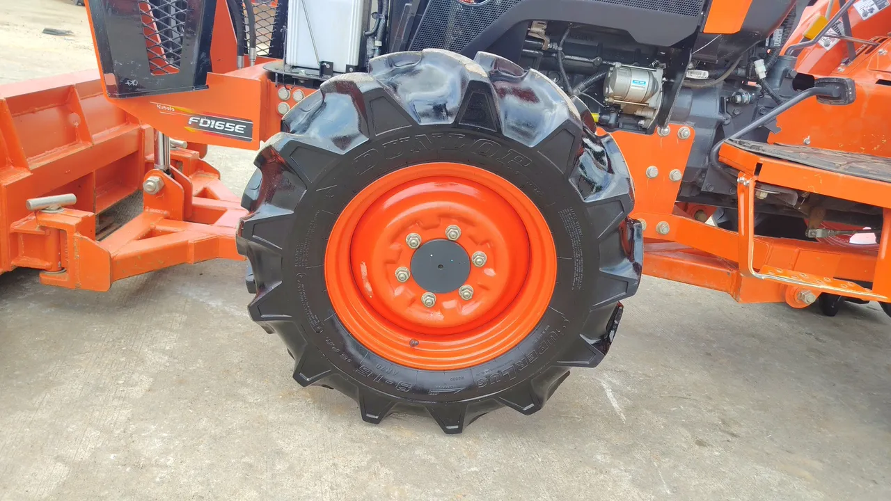2016 Kubota L4028 – Exterior