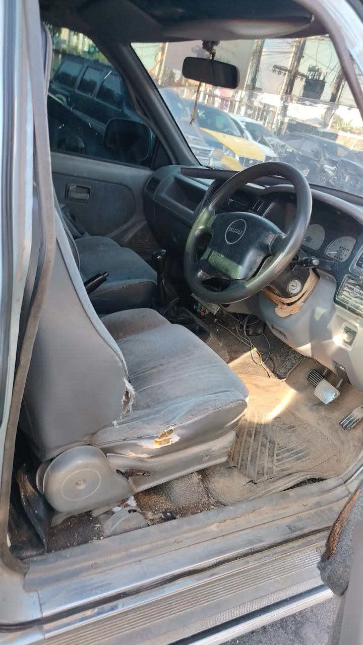 2001 Isuzu Dragon – Exterior