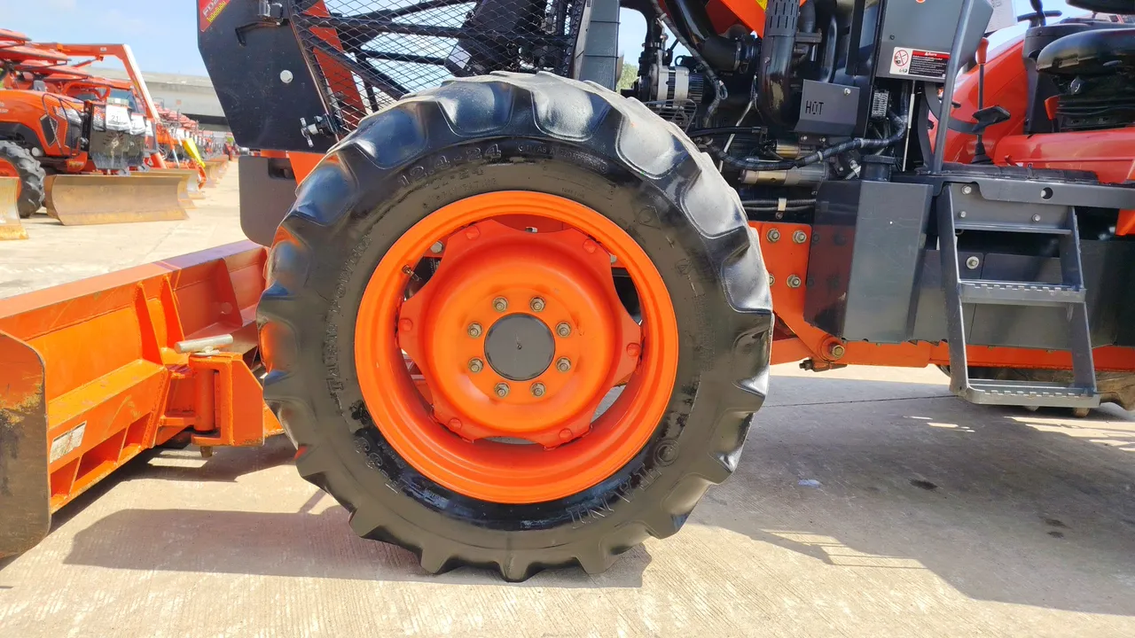 2024 Kubota M8808 – Exterior