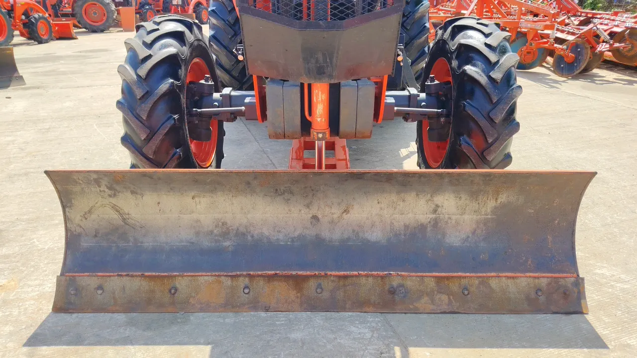 2024 Kubota M8808 – Exterior