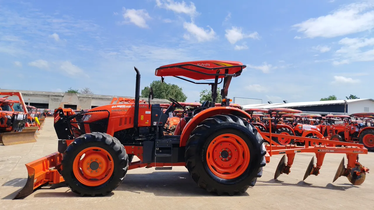 2024 Kubota M8808 – Exterior