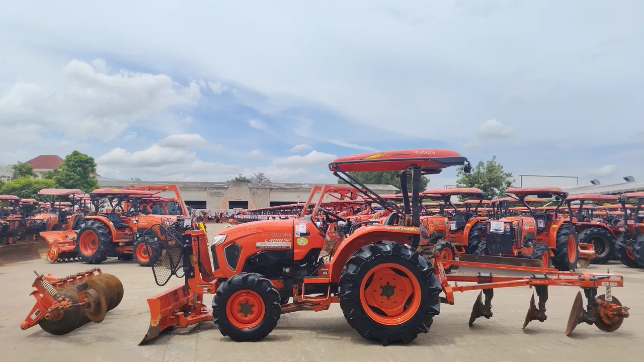 2021 Kubota L4018SP – Exterior