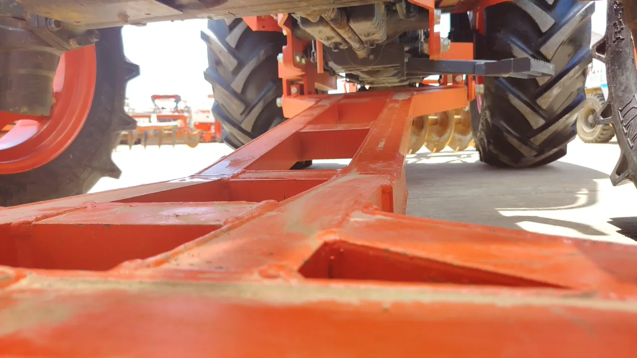 2026 Kubota M6240SUH – Exterior
