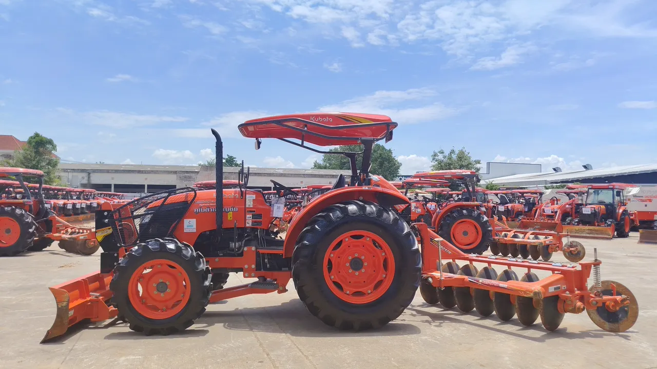 2026 Kubota M6240SUH – Exterior
