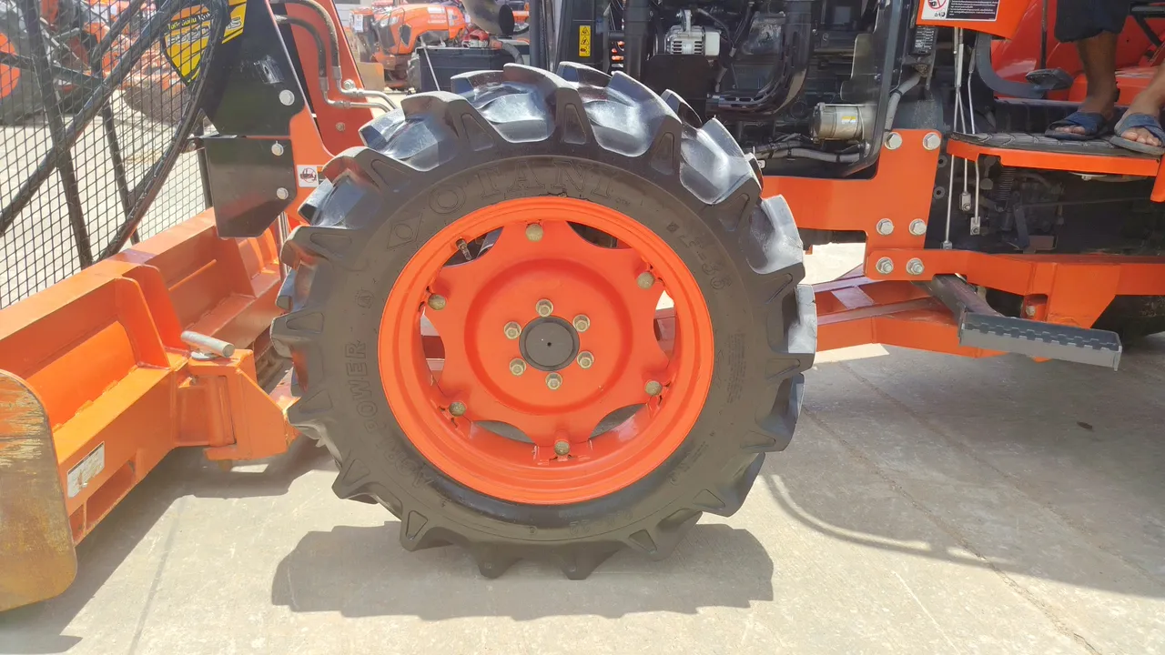 2026 Kubota M6240SUH – Exterior