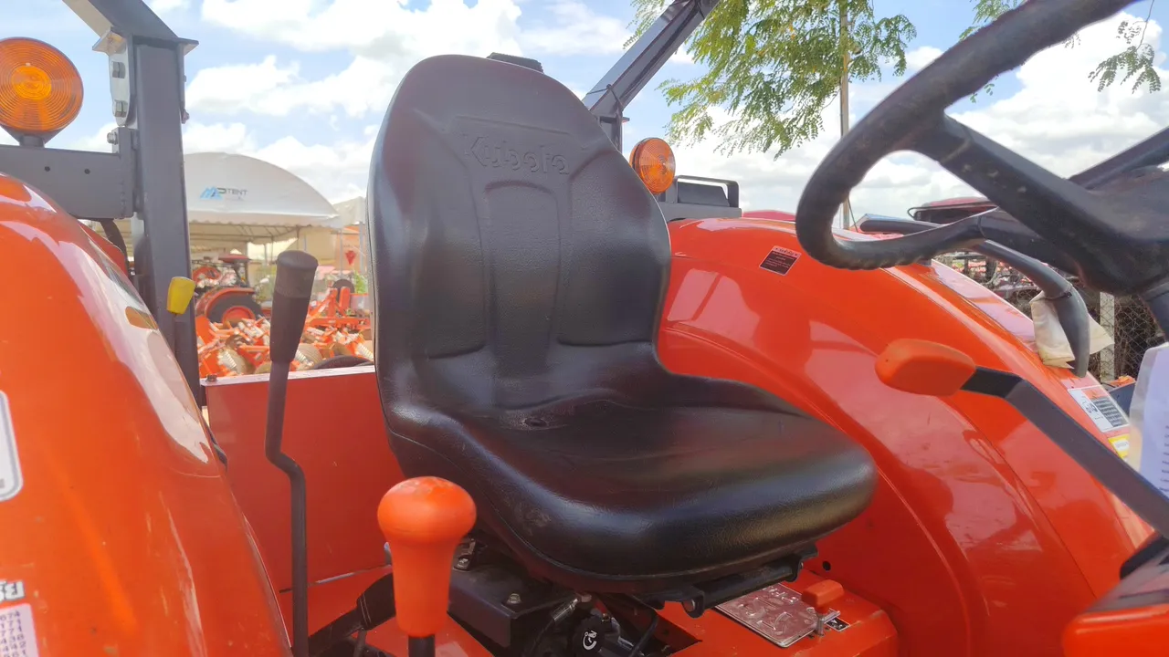 2026 Kubota M6240SUH – Exterior