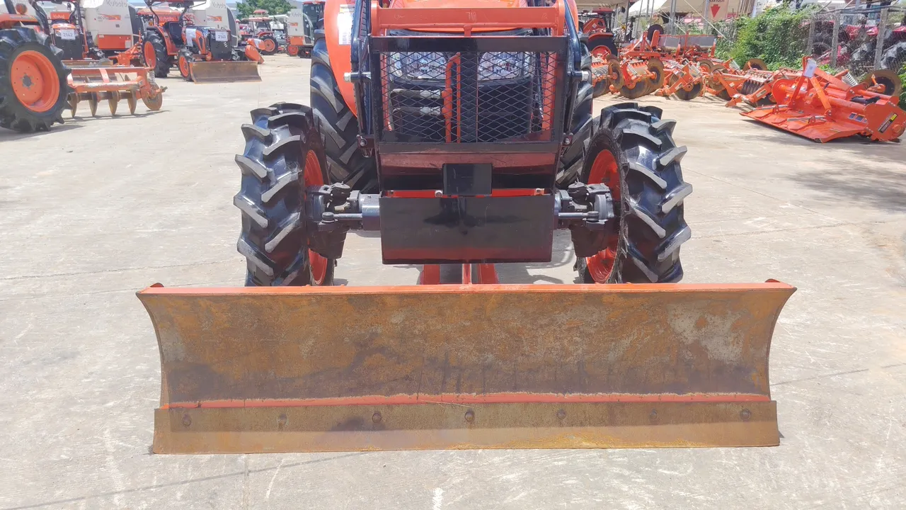 2026 Kubota M6240SUH – Exterior