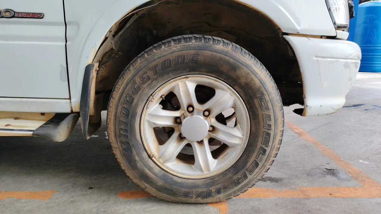 2001 Isuzu Dragon – Exterior