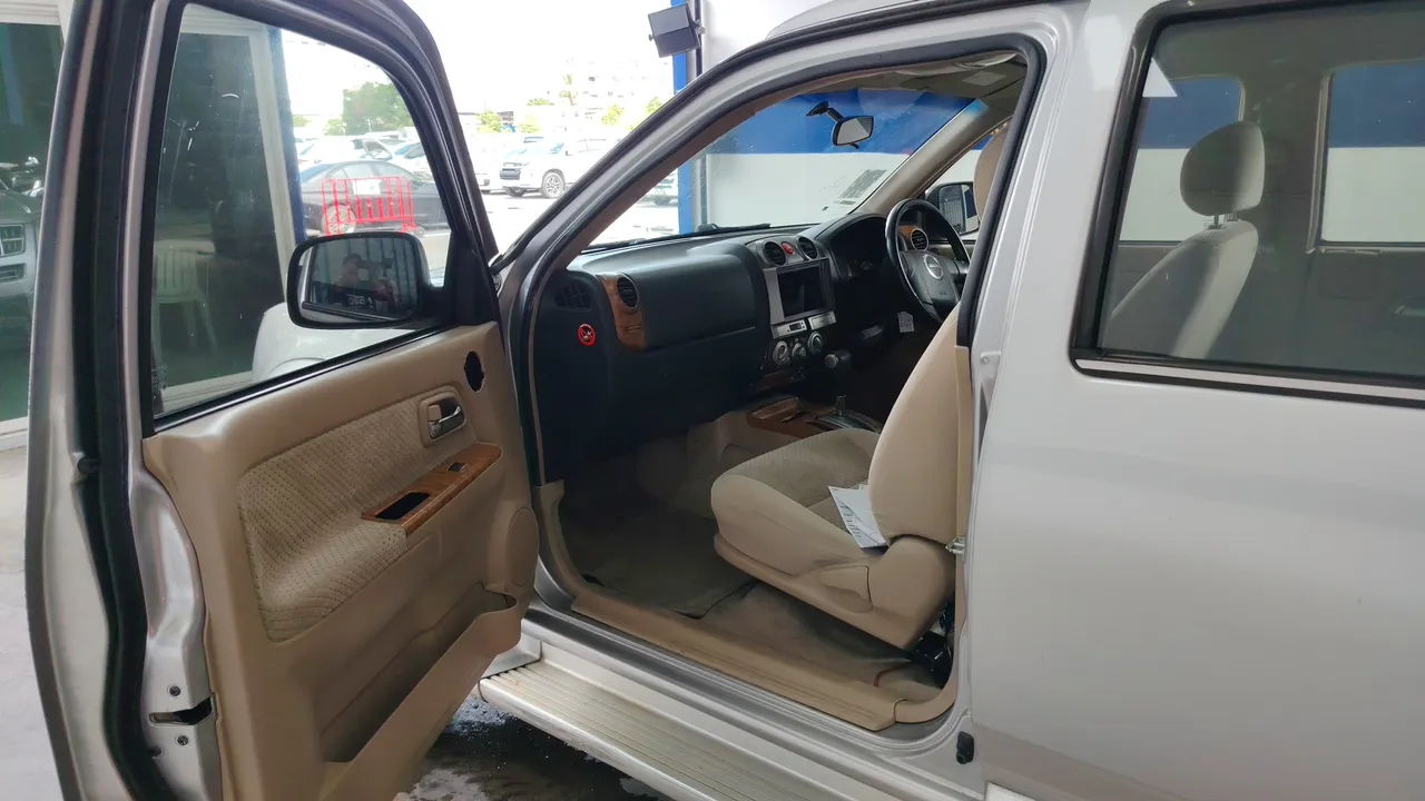 2011 Isuzu MU-7 – Front