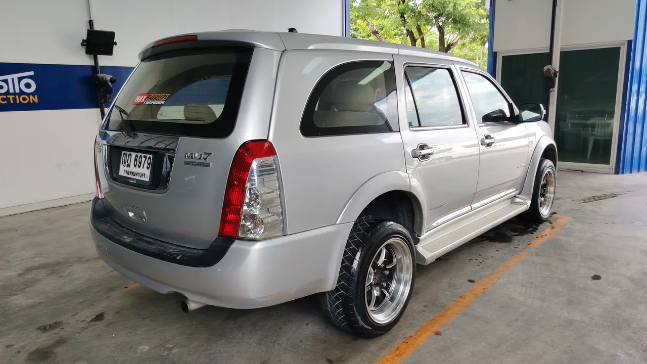 2011 Isuzu MU-7 – Back