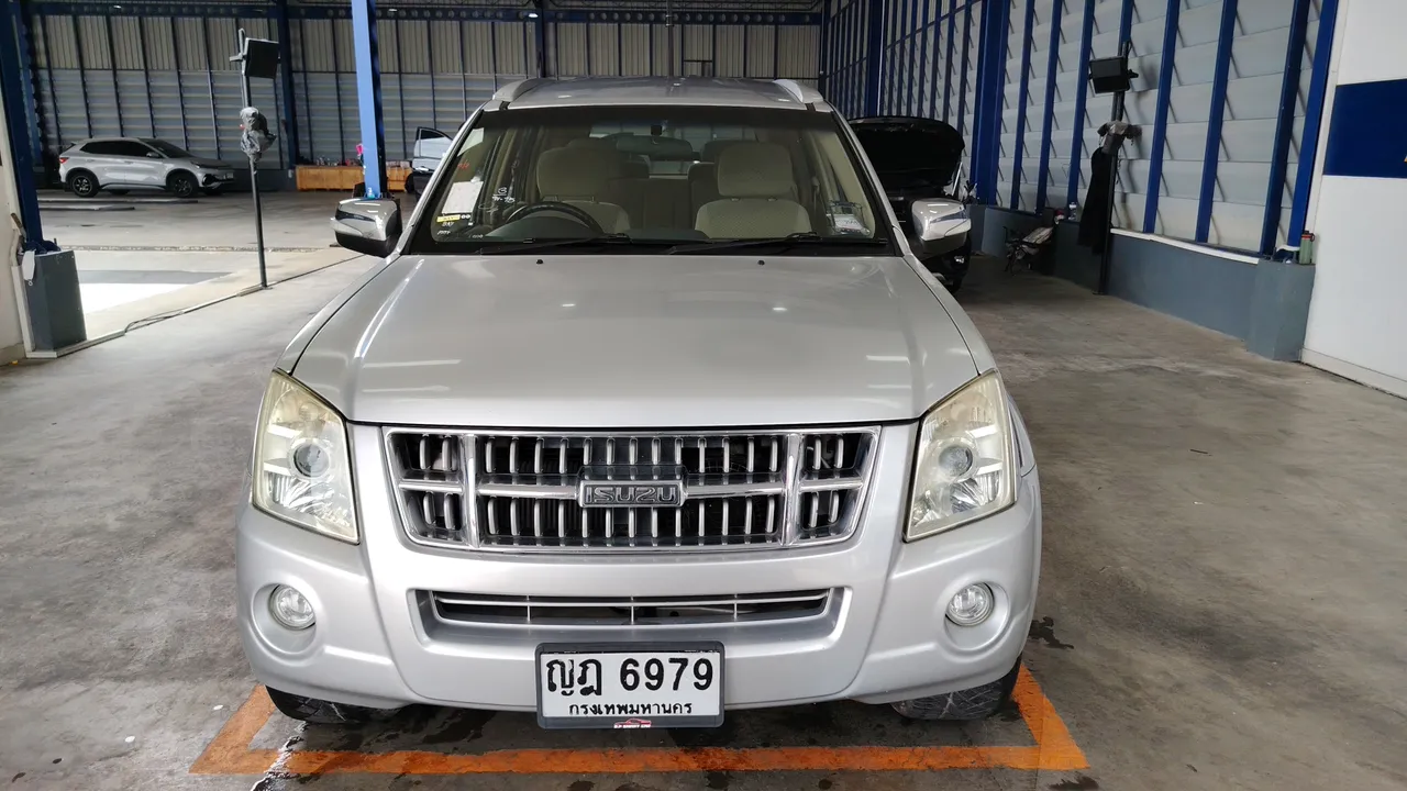 2011 Isuzu MU-7 – Front