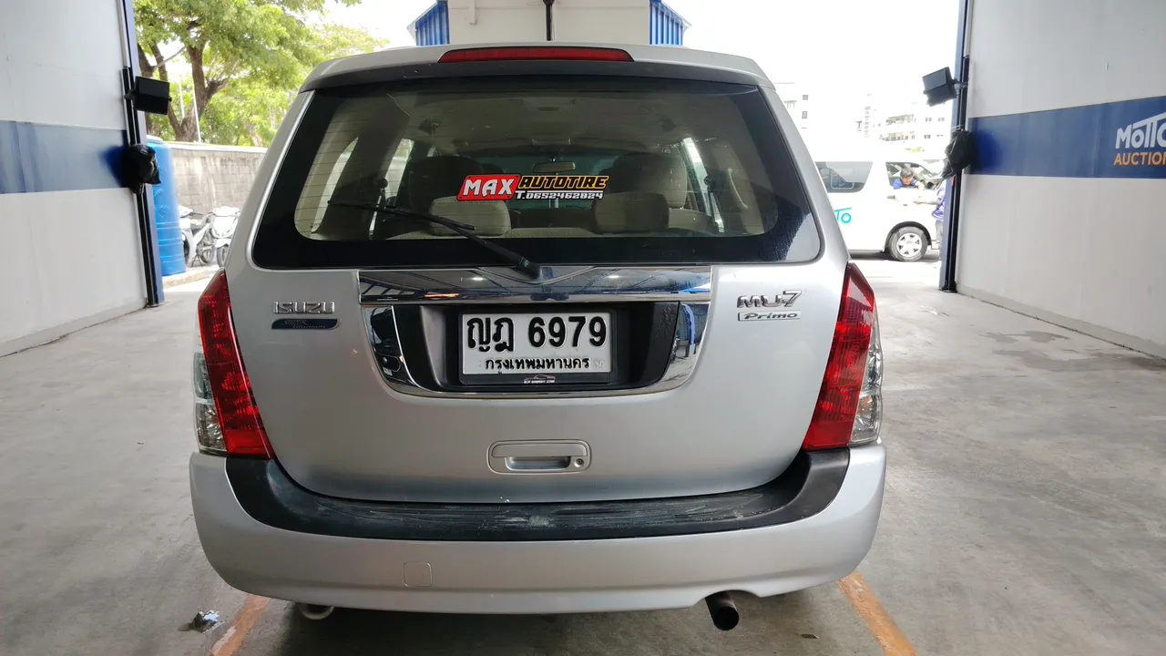 2011 Isuzu MU-7 – Back