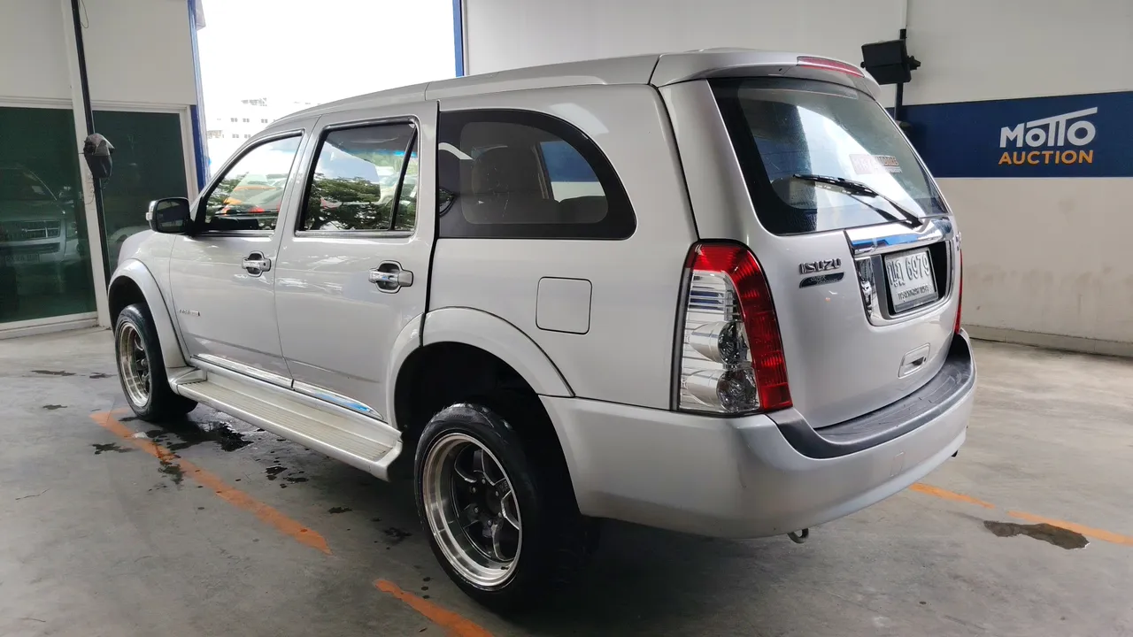 2011 Isuzu MU-7 – Back