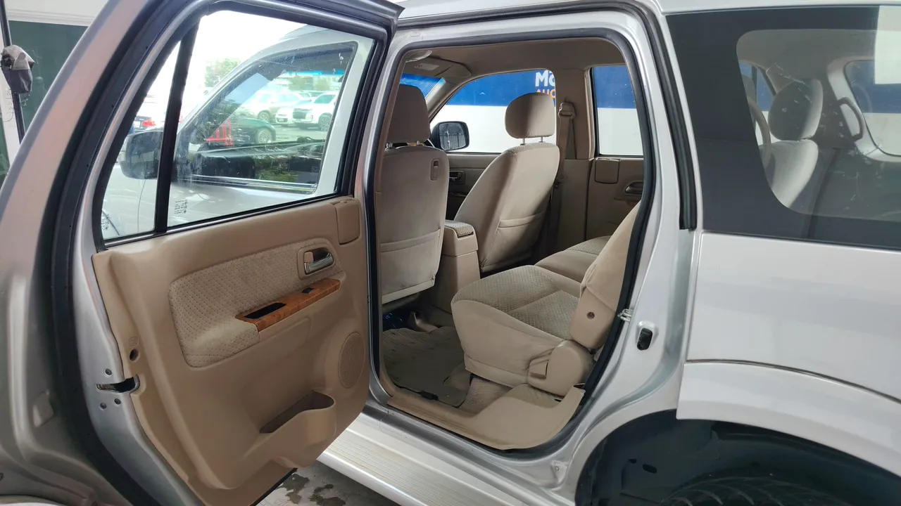 2011 Isuzu MU-7 – Back