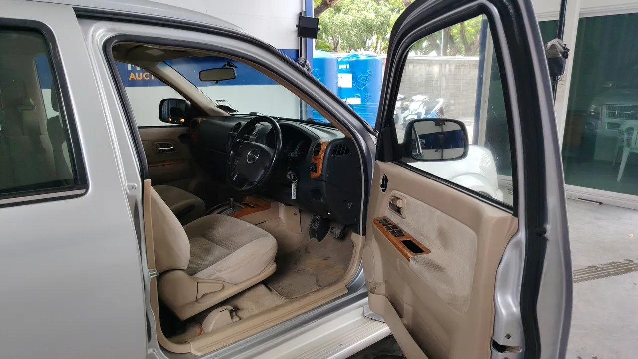 2011 Isuzu MU-7 – Front